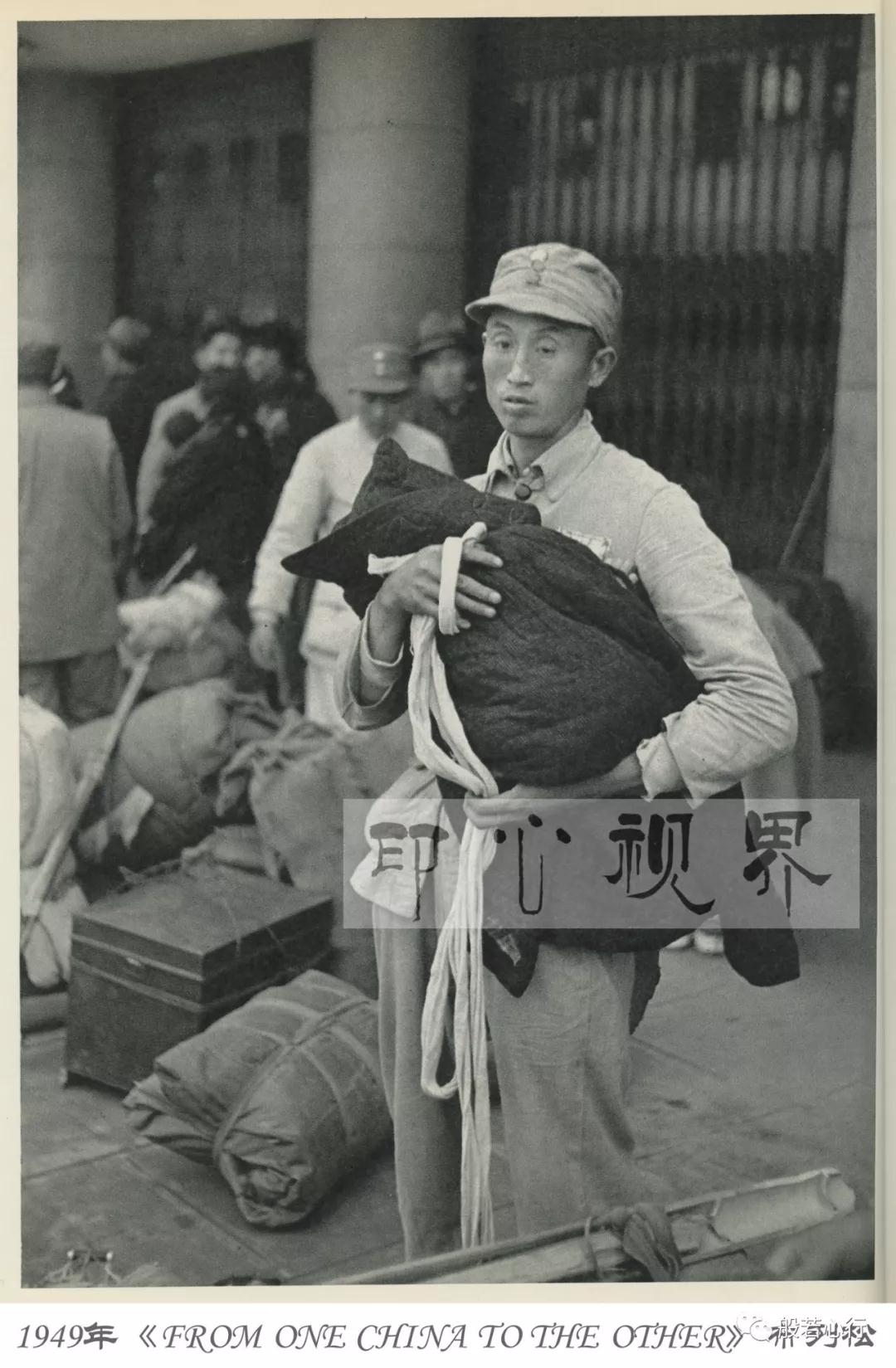 1949年南京,一个解放军战士摇着他的孩子睡觉-布列松