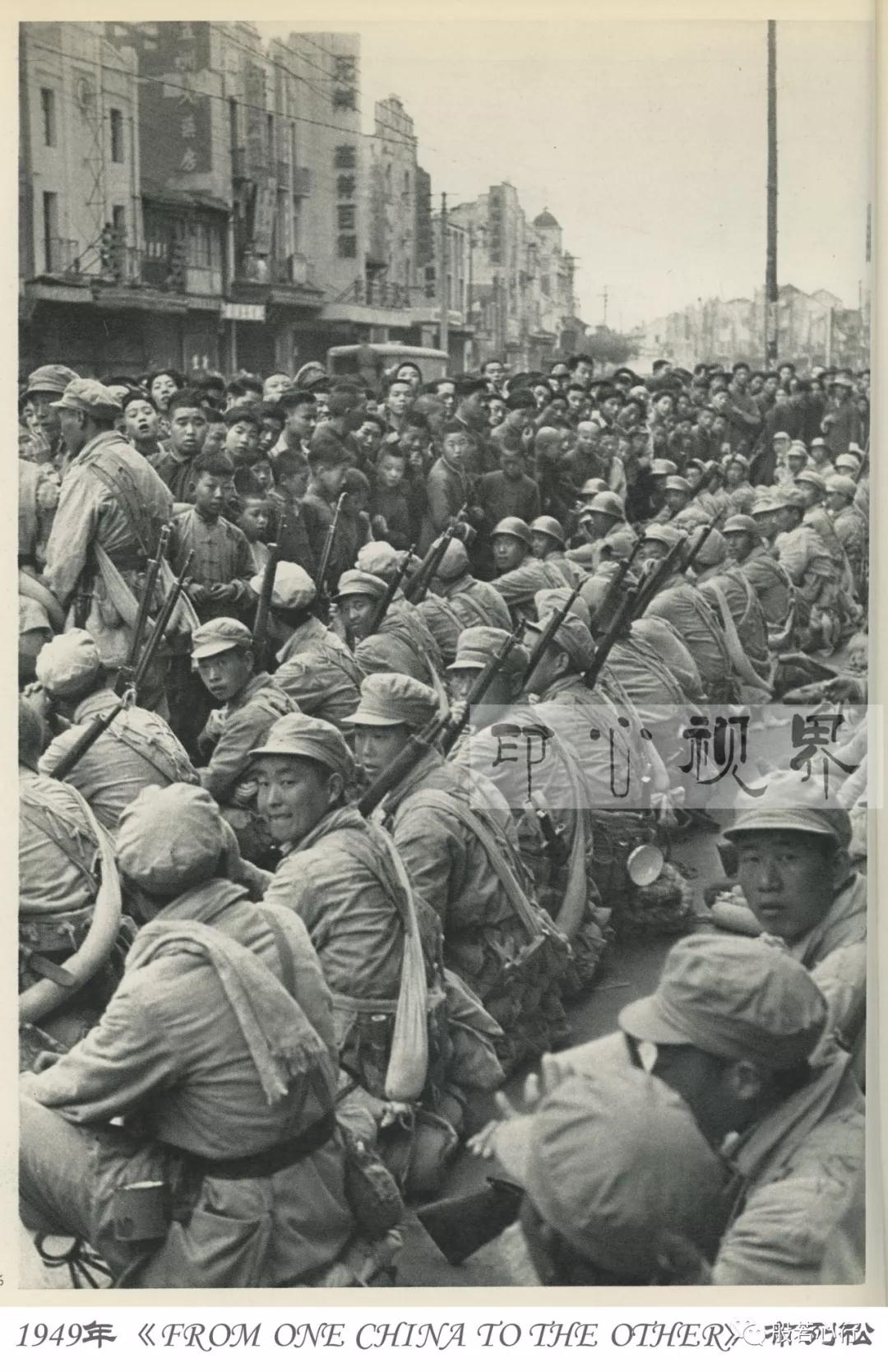1949年4月，南京，首批进城的解放军士兵席地休息-布列松