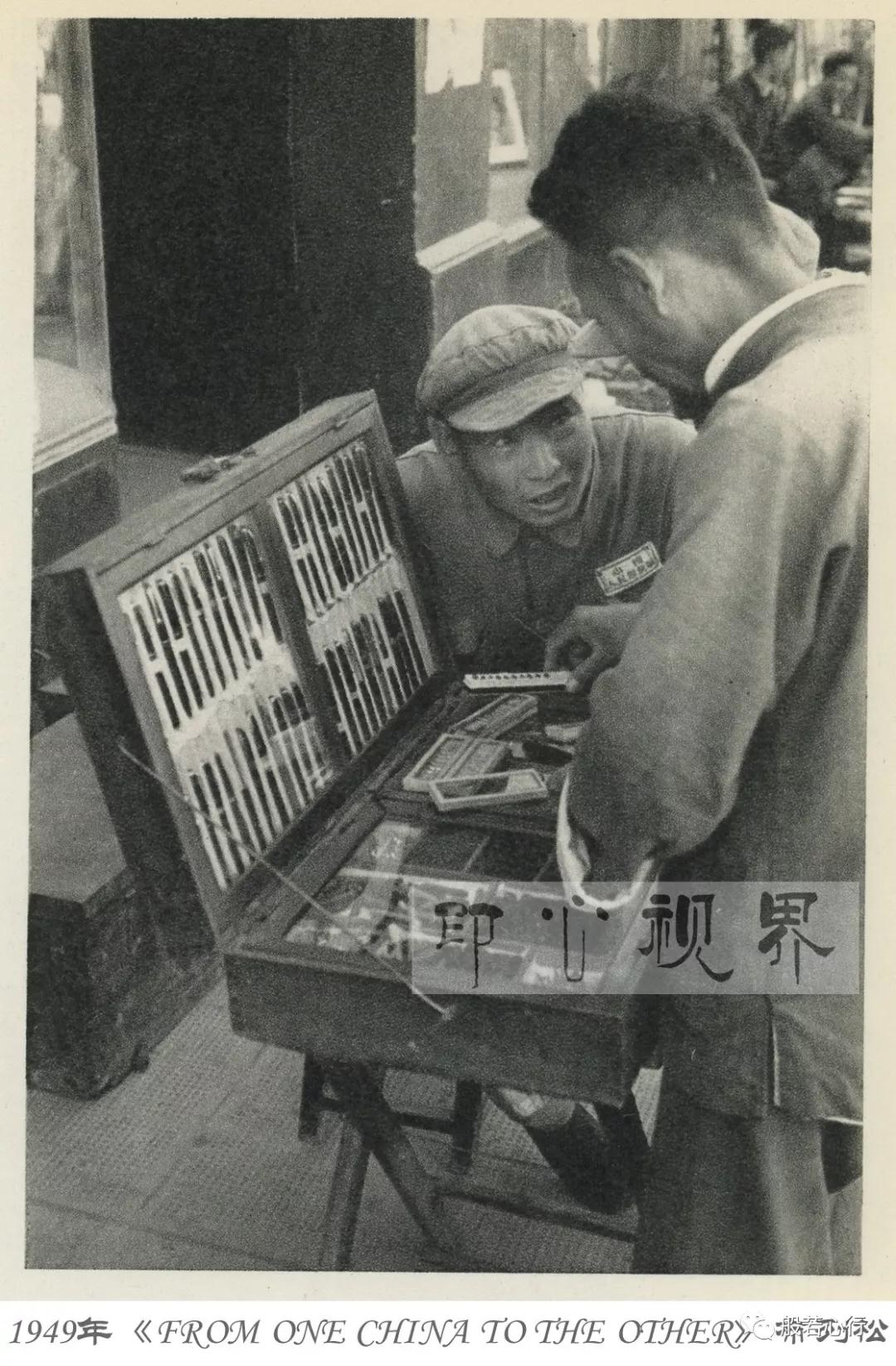 1949年4月,南京,北方士兵在比划着购物-布列松