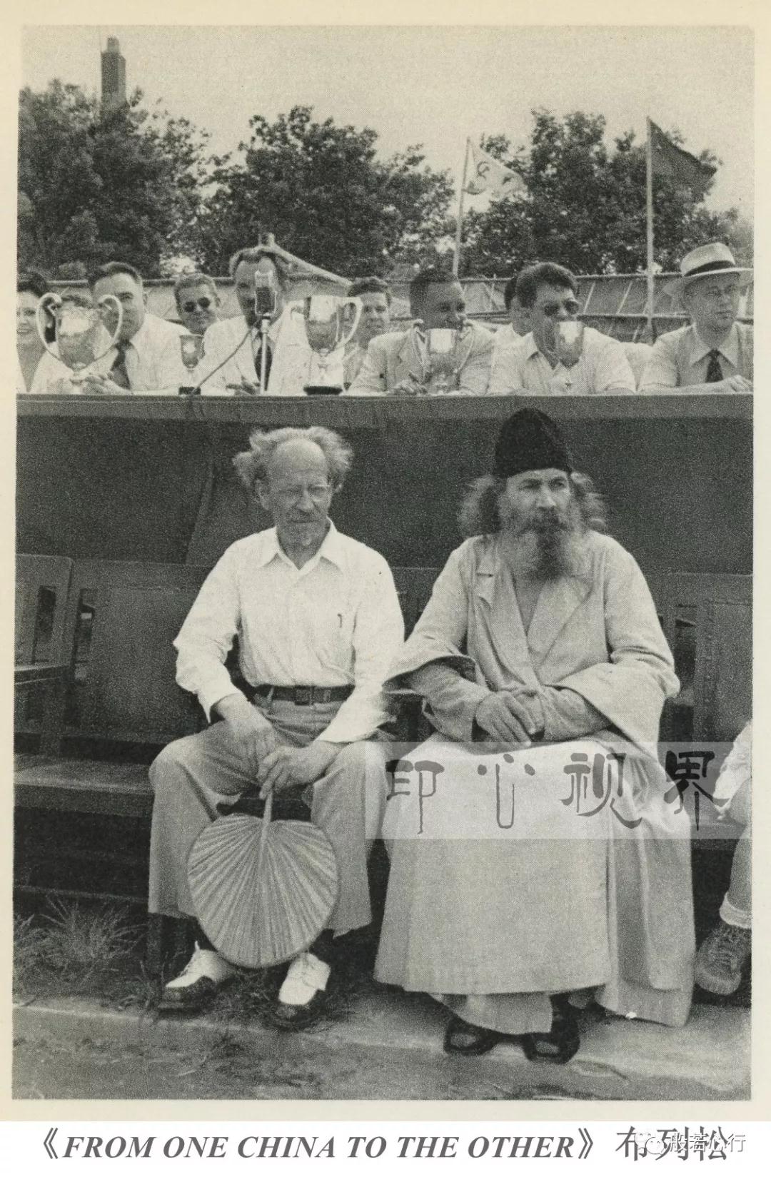 1949年7月上海，运动员在苏联俱乐部前列队-布列松
