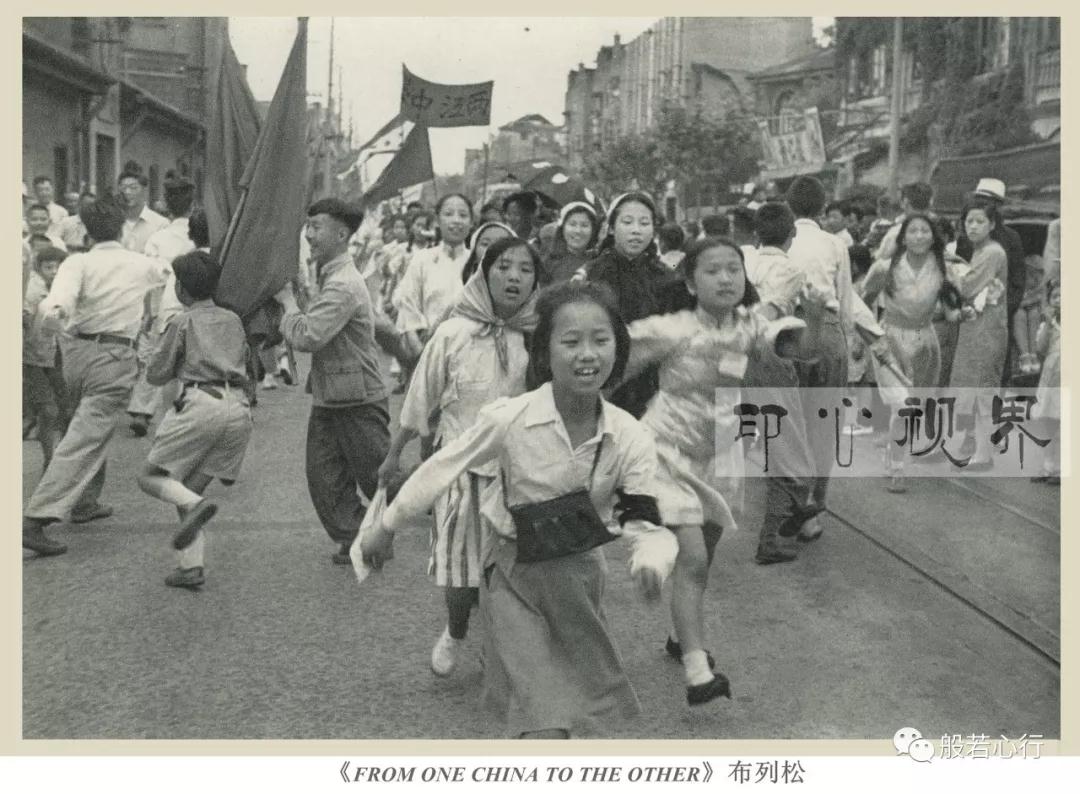 1949年，学生们在游行队伍中跳秧歌-布列松